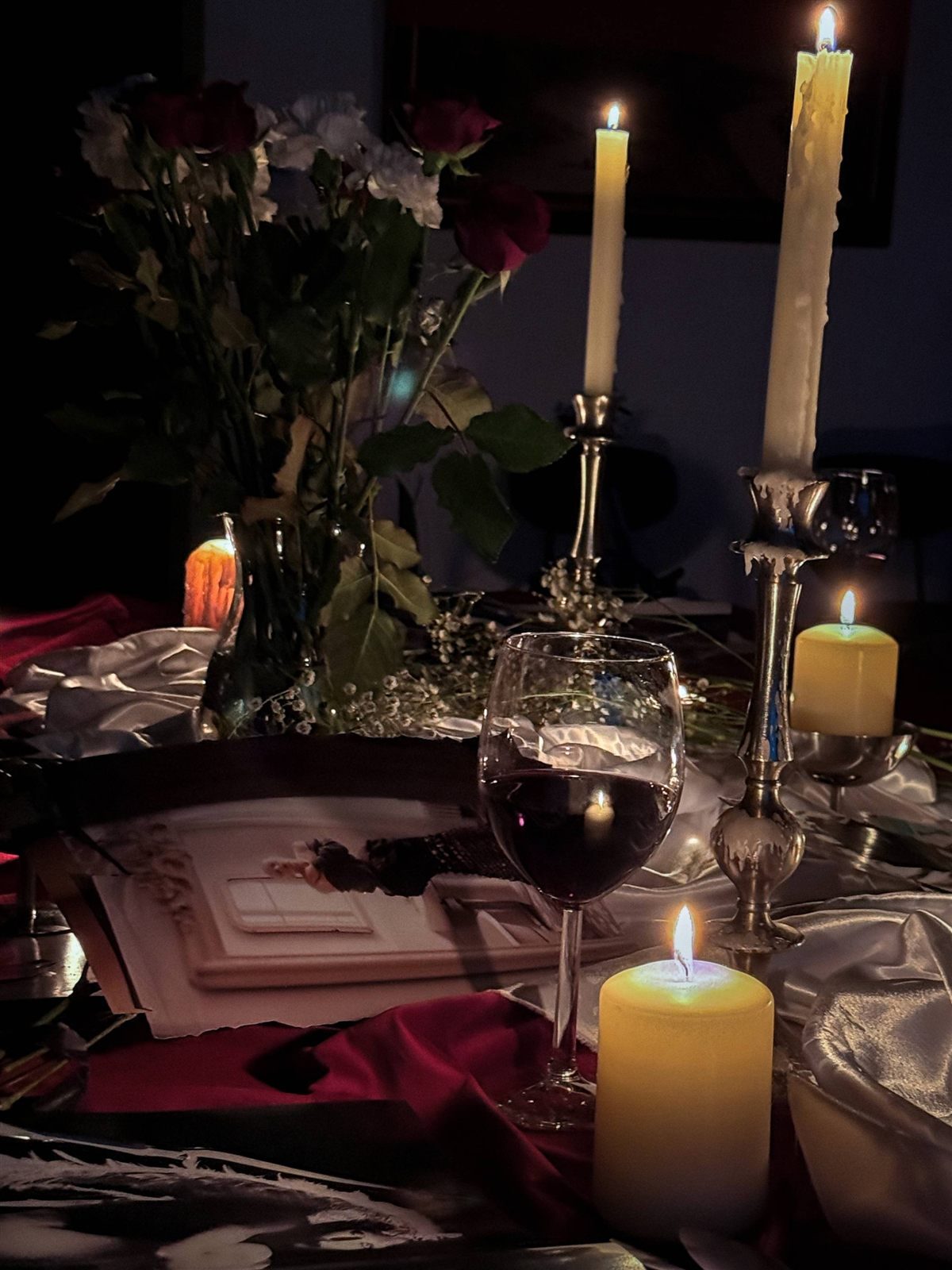 Wine, candles and flowers arranged on the NightCut table.