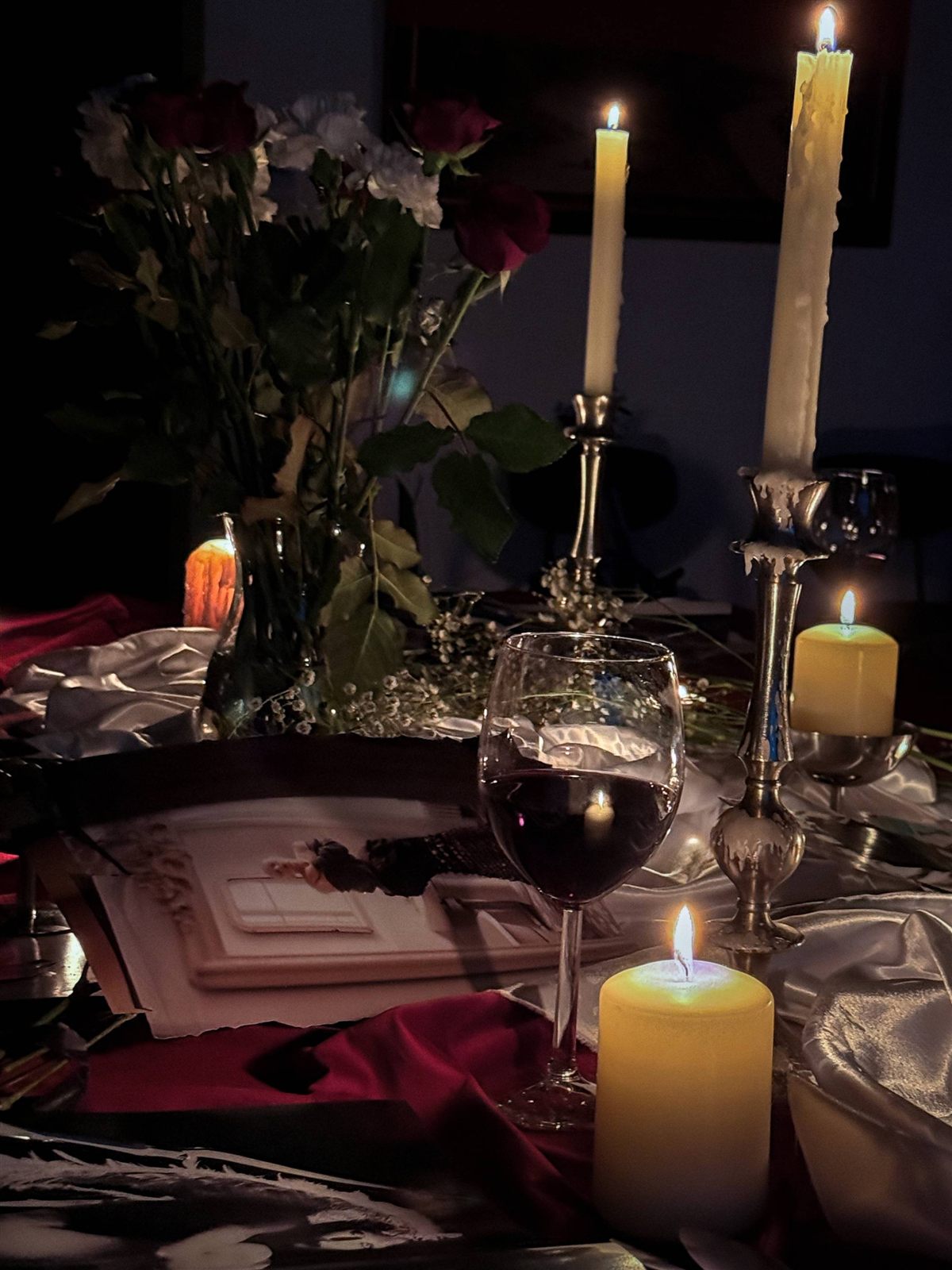 Wine, candles and flowers on the NightCut table